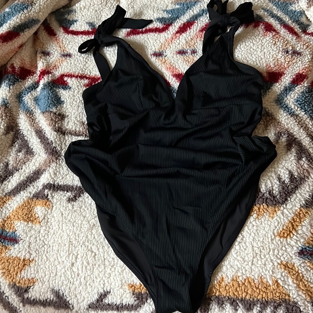 H&M maternity swimsuit